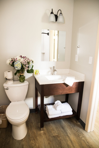 Bathroom 5, Crystal Inn Eatontown, Monmouth