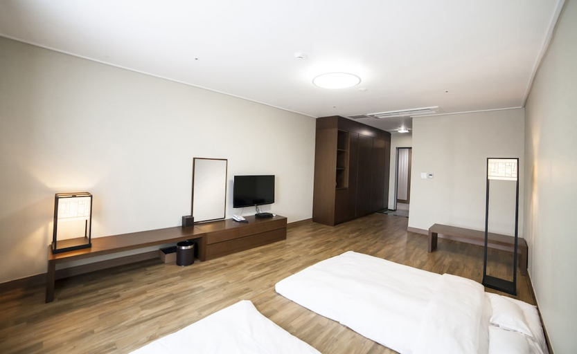 Bedroom 2, Dongwon Royal Country Club & Resort, Tongyeong