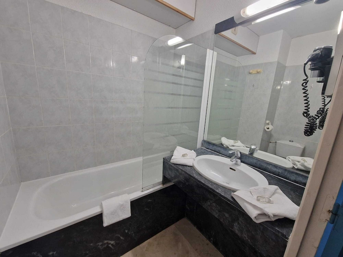 Bathroom 3, Appart'hotel Le Trianon, Gironde