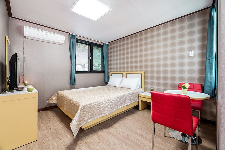 Bedroom 5, Yeoninsan Hot Spring Resort, Gapyeong