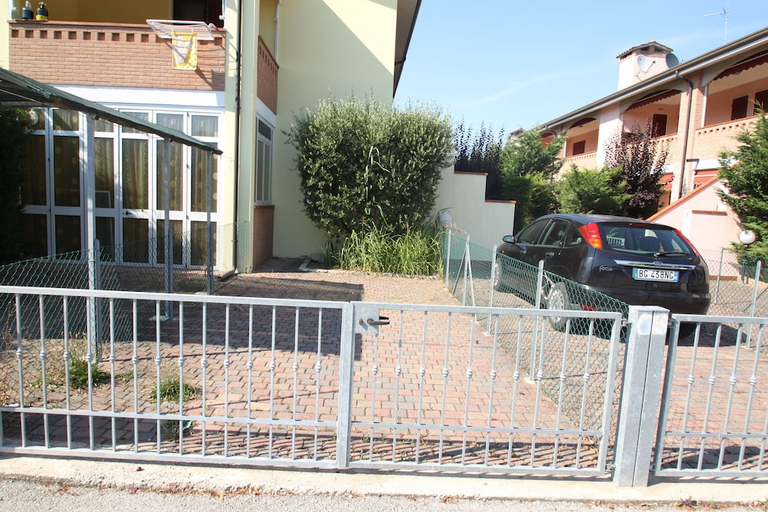 Others 3, Begonia Villas, Ferrara