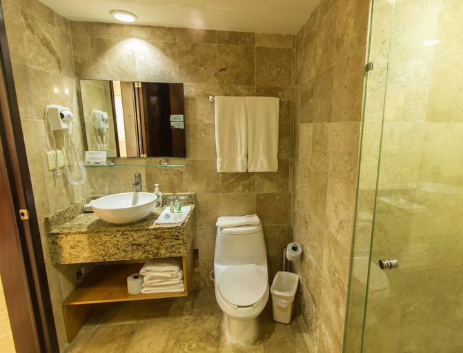 Bathroom 4, Coral Maya Stay Suites, Cozumel