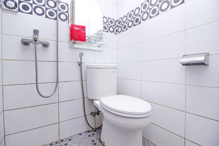 Bathroom 3, RedDoorz Plus near Isola UPI, Bandung