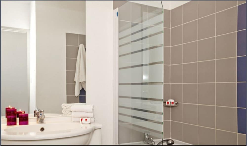 Bathroom 4, Sejours & Affaires Manosque Moulin Neuf, Alpes-de-Haute-Provence