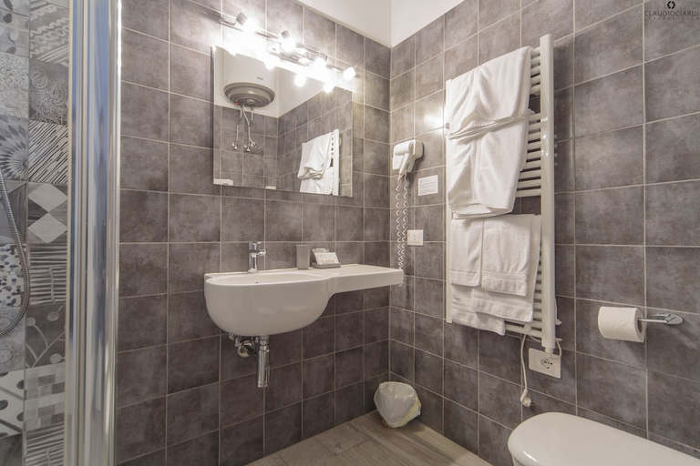 Bathroom 4, L'Approdo Dell'Ammiraglio, La Spezia
