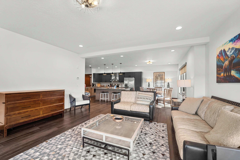 Others 3, Downtown Penthouse Condo For 4!, Flathead
