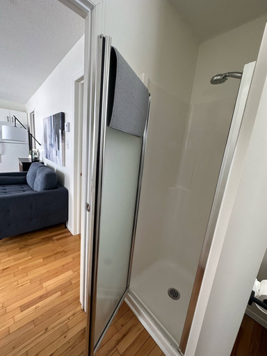 Bathroom shower, Renovated Chalet for Rent in Front of the Lake, La Vallée-de-la-Gatineau