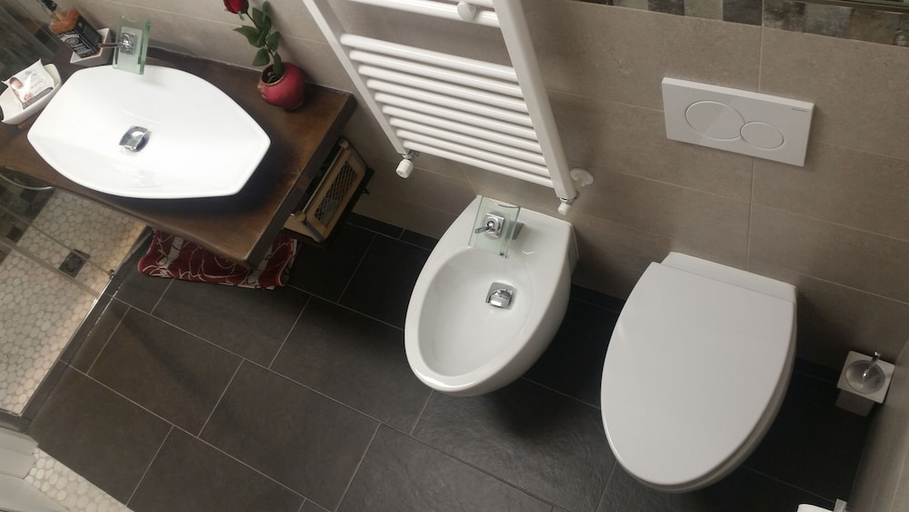 Bathroom 5, Casa Dell'Artista, Matera