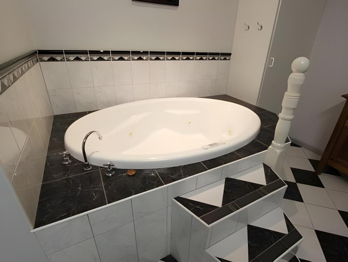 Bathroom, Lazy River Motor Inn, Swan Hill - Central