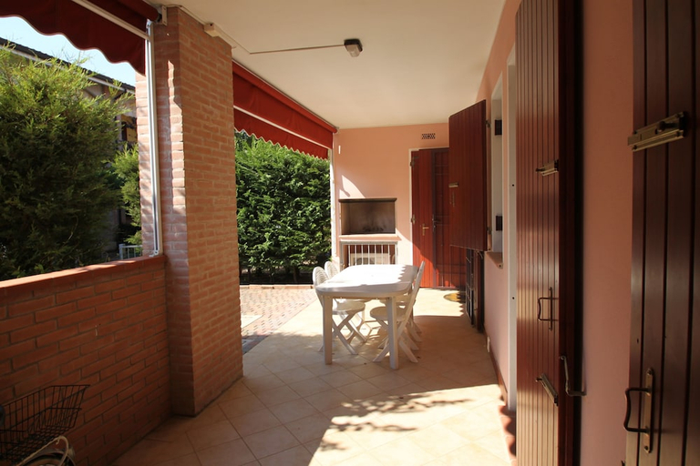 Others 5, Begonia Villas, Ferrara