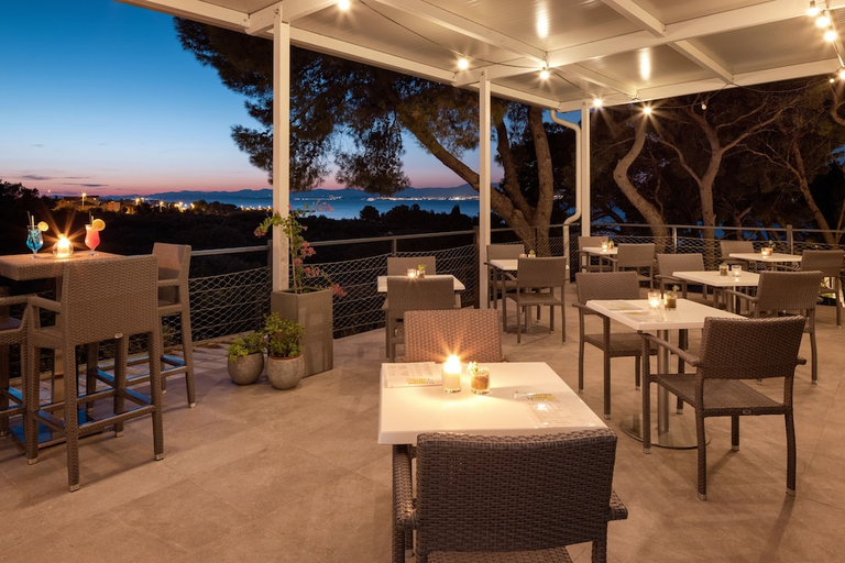 Food & Drinks 5, Waterman Beach Village, Supetar