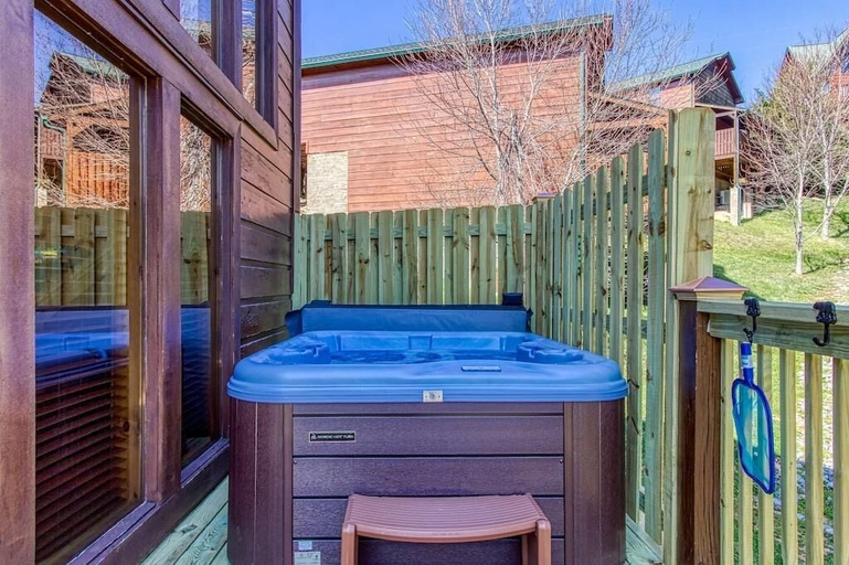 Outdoor spa tub 4, Sunshine and Whiskey, Sevier