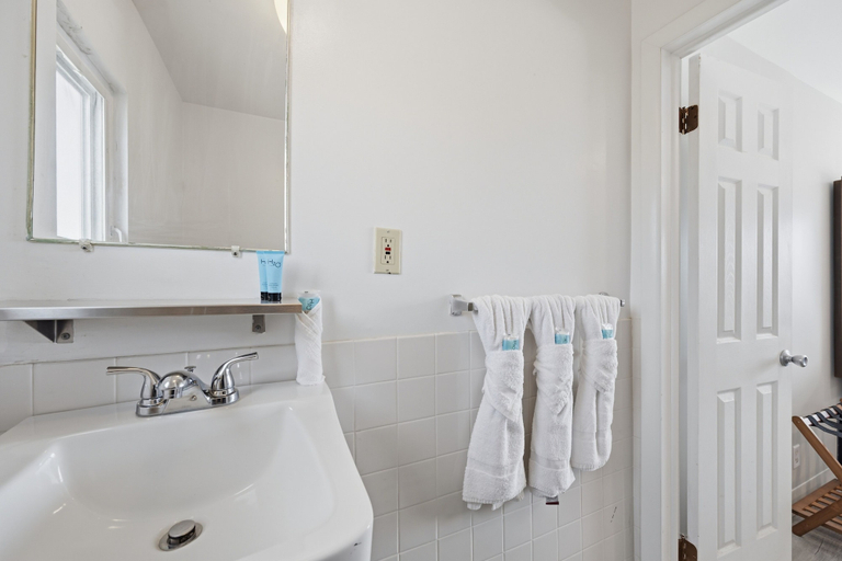 Bathroom 5, Pink Champagne Boutique Motel, Cape May