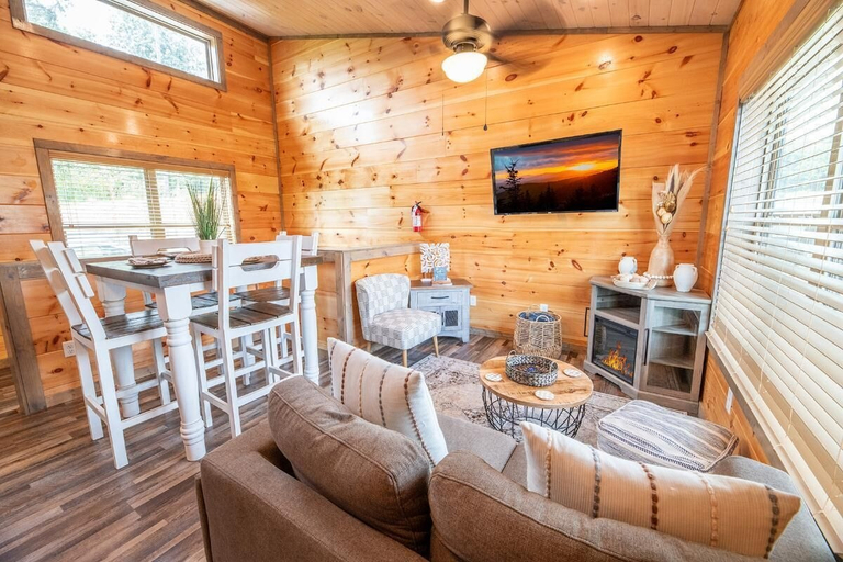 Living area 5, Little Slice of Heaven, Sevier