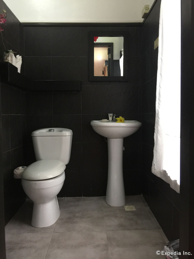 Bathroom, La Pernela Beachfront Resort, Dauis