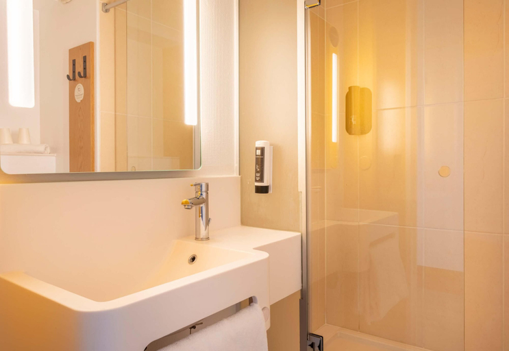 Bathroom 4, B&B HOTEL MARTIGUES Port de Bouc, Bouches-du-Rhône