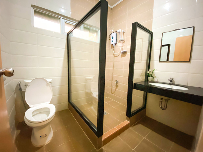 Bathroom 5, Metro Pines Inn, Baguio City