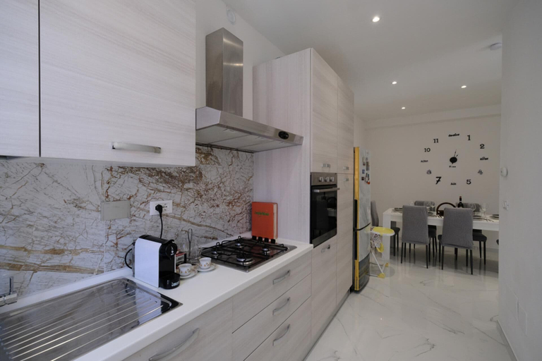 Private kitchen 2, Seaside Apartment - Sleeps 6 - Balcony, Genova