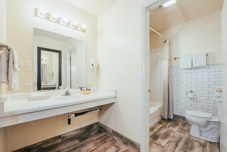 Bathroom 3, Bryce Canyon Pines, Garfield