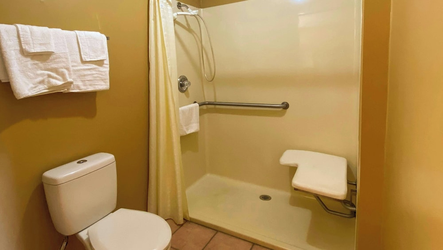 Bathroom 3, Rama Inn Bells, Crockett