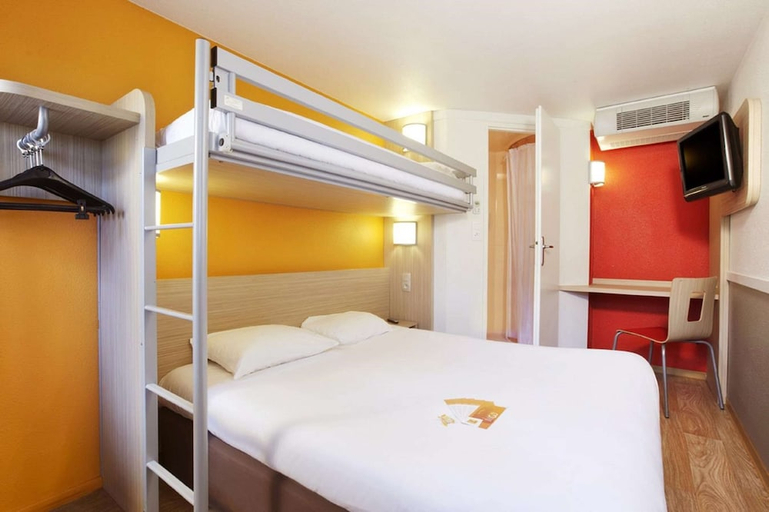 Bedroom 3, Premiere Classe Caen Est - Mondeville, Calvados