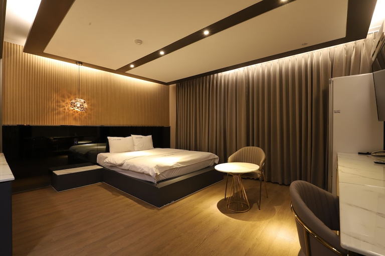 Others 4, Piano Hotel, Buk