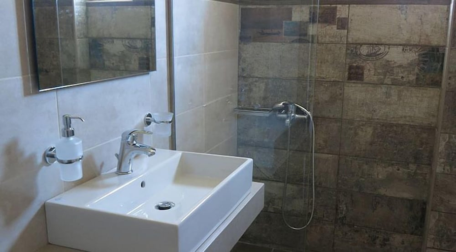 Bathroom 3, Pantheon Apartments, Crete