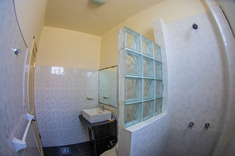 Bathroom 4, Don Giovanni Balinese Suites & Gelateria, Talara