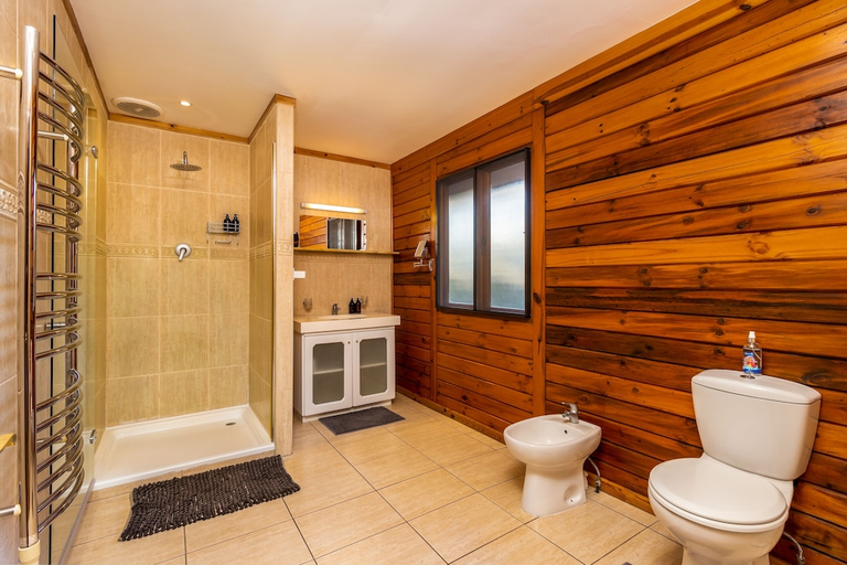 Bathroom 3, The Log Cabin, Cape Winelands