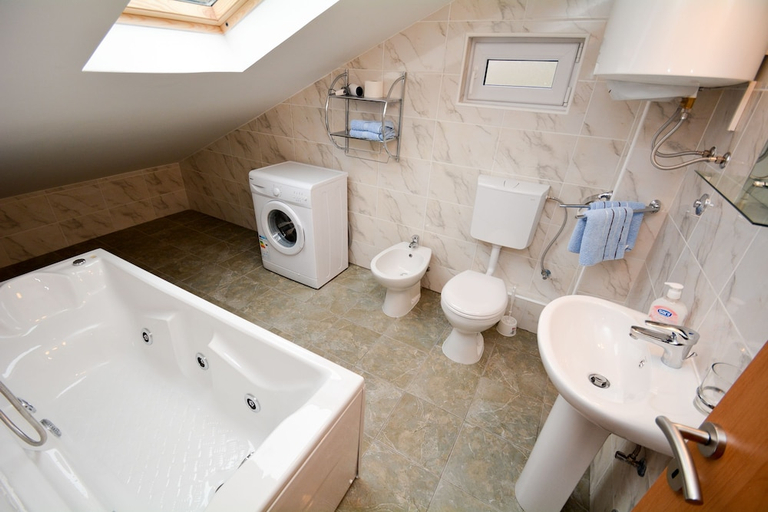 Bathroom 5, Apartments Marinero