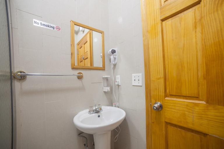 Bathroom 5, Bowery Grand Hotel - Hostel, New York