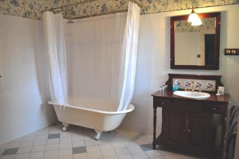 Bathroom 3, Ormiston House, West Coast