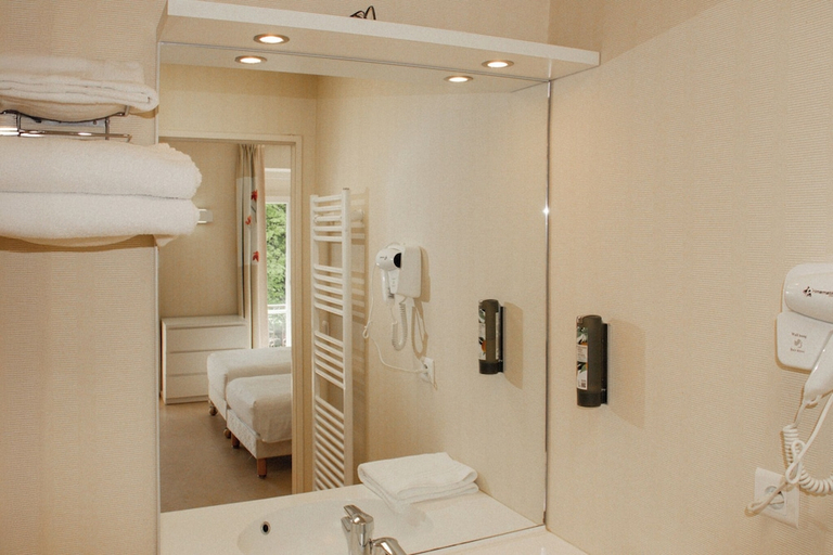 Bathroom 3, Residence Les Thermes, Haute-Saône