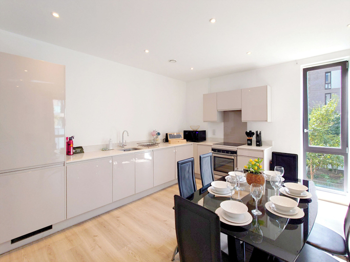 Room 2, Modern 2-Bed Apartment In Poplar Near Canary Wharf, London