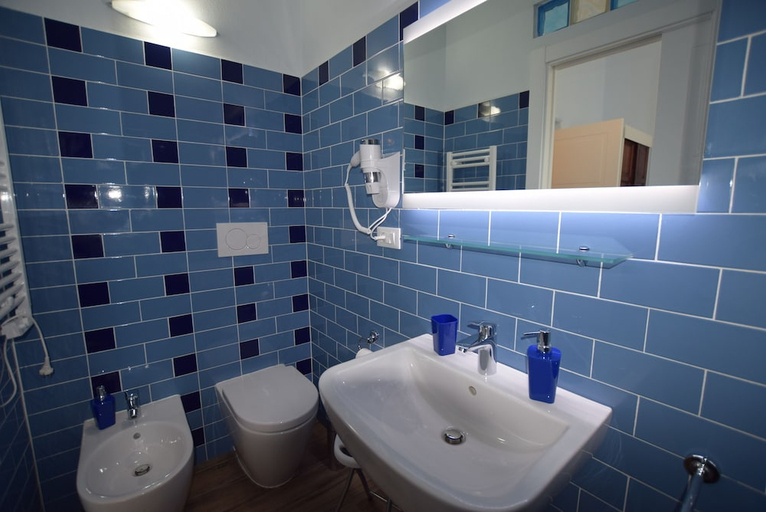 Bathroom 3, Colors of Cinque Terre - Guest House, La Spezia