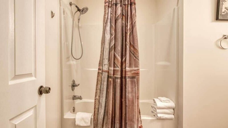 Bathroom 5, The Farmhouse, Sevier