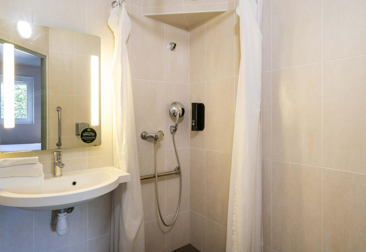 Bathroom 4, B&B HOTEL Lorient Caudan, Morbihan
