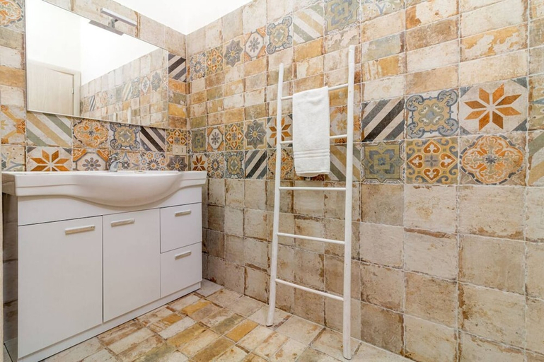 Bathroom 4, Kunesias B&B, Palermo