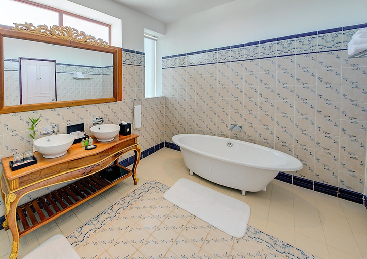 Bathroom 3, Le Bokor Palace, Kampot