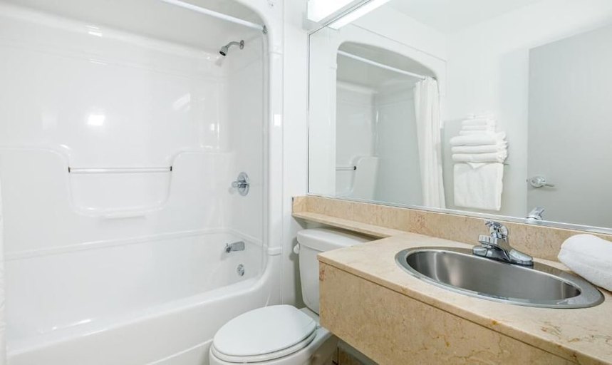 Bathroom 2, Hôtel Repotel Henri IV, Communauté-Urbaine-de-Québec