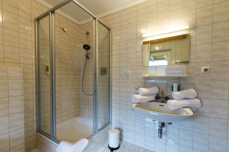 Bathroom 3, Hotel Wiesenhof, Innsbruck Land