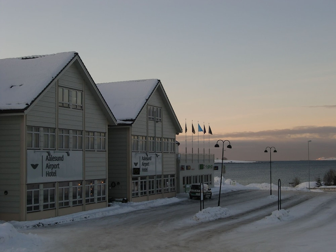 Exterior & Views