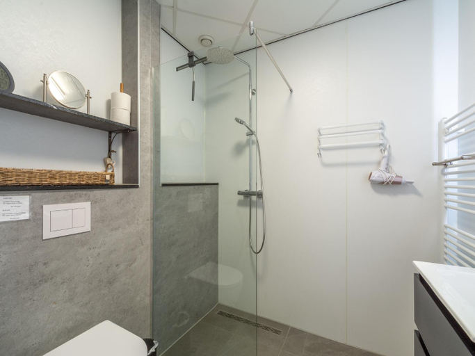 Bathroom 3, Strandslag 107 apartment by the beach, Den Helder
