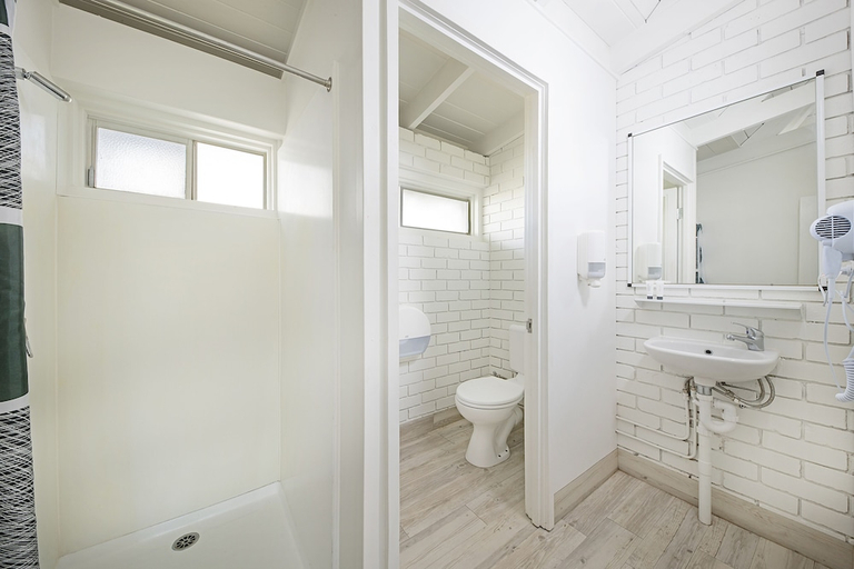 Bathroom 4, Airlie Beach YHA, Whitsunday