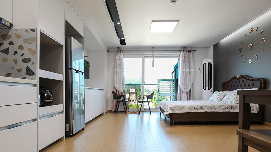 Bedroom 2, Sokcho Sujabyeol Pension, Goseong