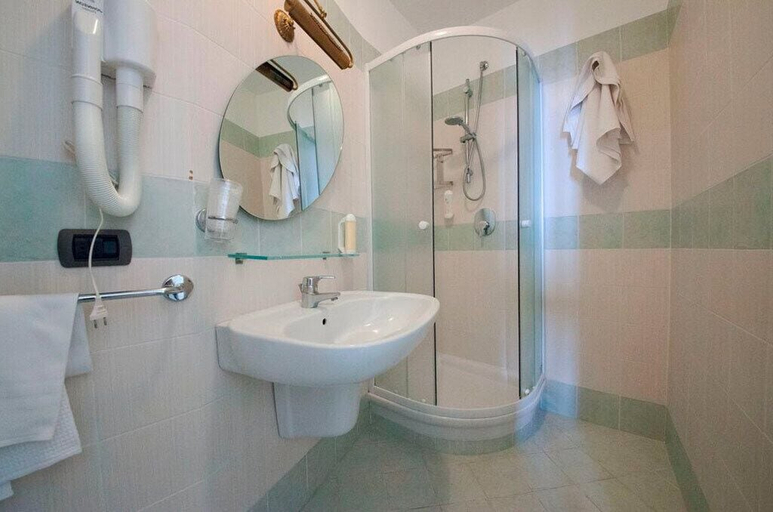 Bathroom 3, Grand Hotel Sant'Orsola, Salerno