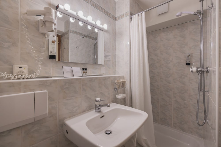 Bathroom 3, Hotel La Rotonde, Entremont
