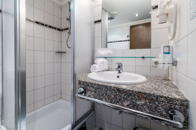 Bathroom 3, Hotel Wiesenhof, Innsbruck Land