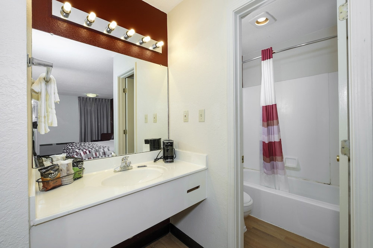 Bathroom 3, Red Roof Inn Holton, Jackson