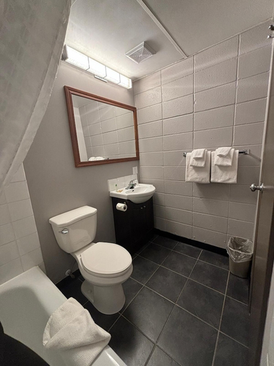 Bathroom 3, Slave Lake Inn and Conference Centre, Division No. 17